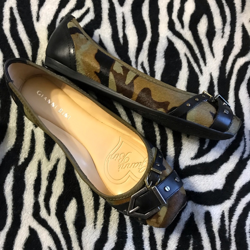 New Gianni Bini camo flats